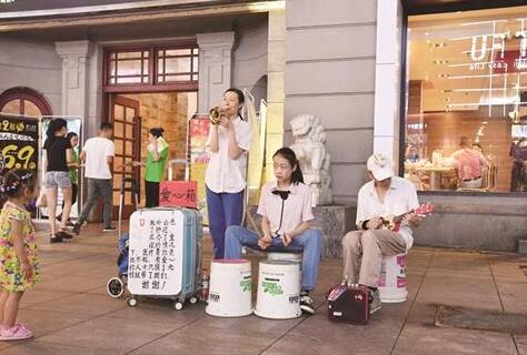 祖孫三代街頭賣藝