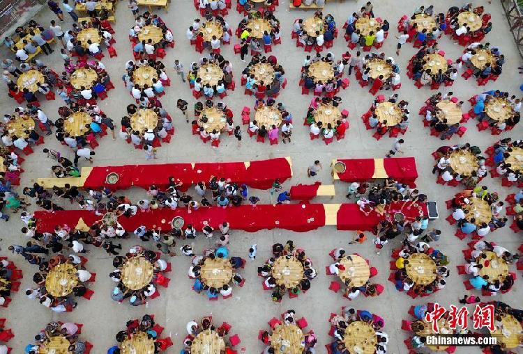 千人吃雞場(chǎng)面壯觀