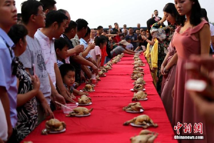 千人吃雞場(chǎng)面壯觀