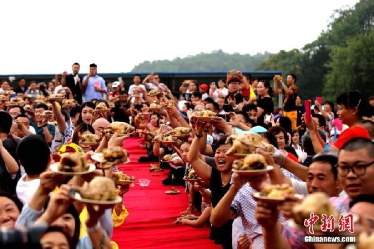 千人吃雞場(chǎng)面壯觀