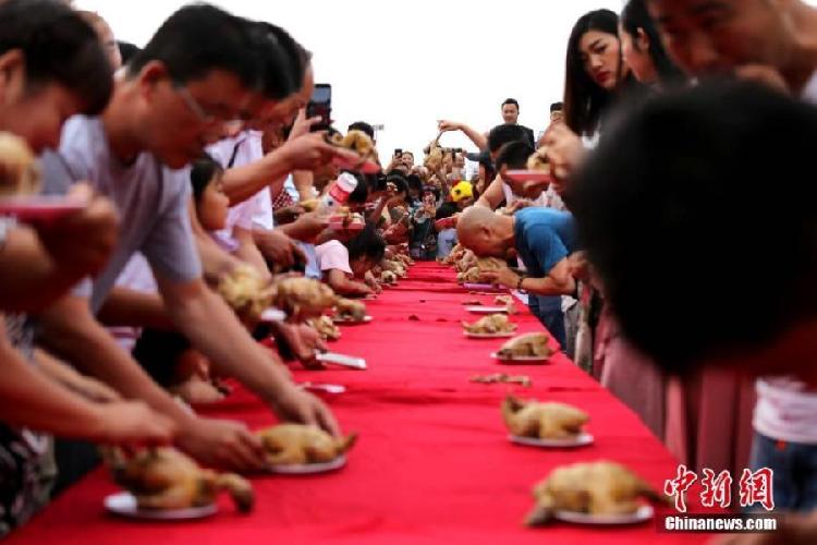 千人吃雞場(chǎng)面壯觀