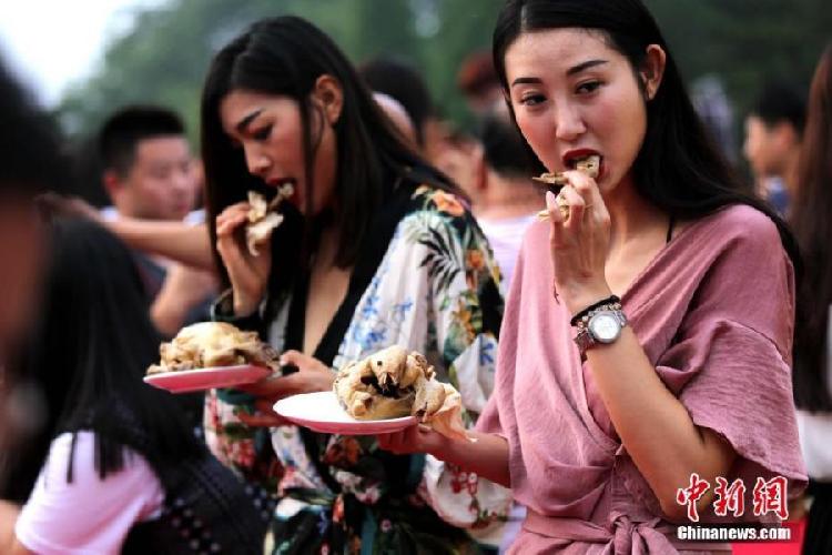 千人吃雞場(chǎng)面壯觀