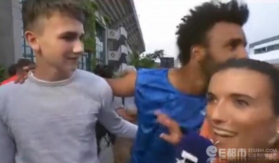 運動員強吻女記者