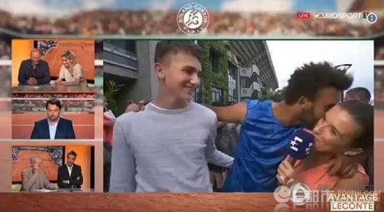 運動員強吻女記者