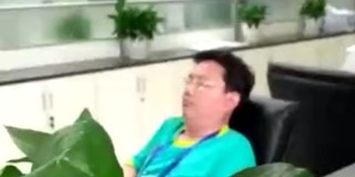 公職人員上班睡覺