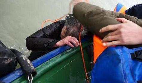 老太落水老漢相救