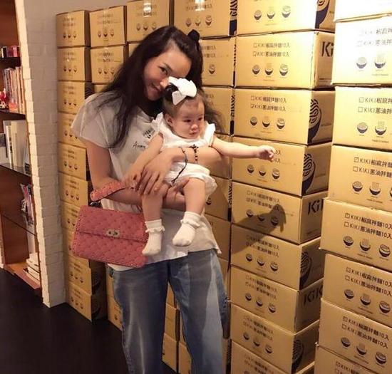舒淇抱娃自侃搬貨