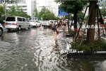 女孩光腳清下水道 網友點贊正能量