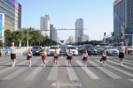 河北交警推等燈舞 小心遭碾壓