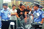 女司機違停罵交警 自己潑辣罵人家野蠻