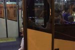 旅客砸擺渡車玻璃 飛機機械故障迫降航班延誤