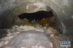 隧道內(nèi)現(xiàn)大型溶洞 宣鶴高速