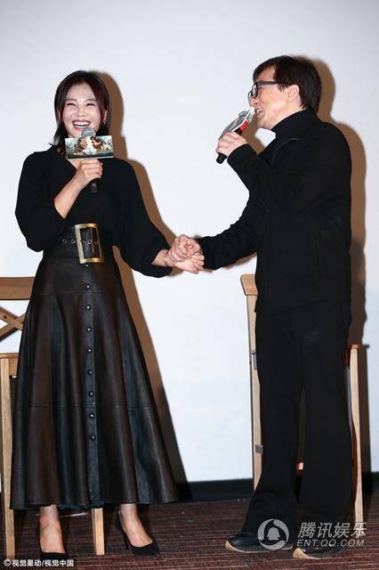 成龍激動擁吻影迷