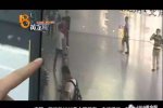 小伙失戀撒人民幣 情緒沒控制好