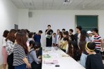 彪悍女子站椅講課 女老師叫鐘舒