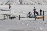 熊孩子墜入火山口造成1家3口遇難