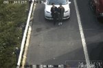 手挽手車前擋號牌 故意遮擋車牌