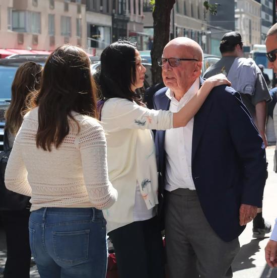 △去年9月9日，鄧文迪與默多克在紐約相聚。供圖/視覺中國