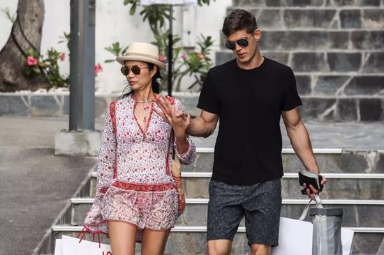 △去年12月23日，鄧文迪與男友在法國度假。供圖/視覺中國