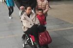 老公嬰兒車(chē)推老婆 情人節(jié)秀恩愛(ài)