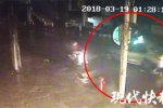 出租車門上掛美女拖行乘客致摔傷