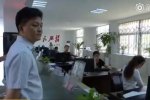 戴耳機(jī)聽歌被辭退 網(wǎng)友叫好