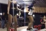 女子餐廳桌上跳舞 發生在泰國
