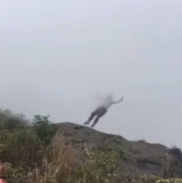 女孩峨眉山頂跳崖