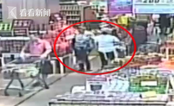 女子超市內(nèi)被針扎