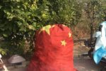 用國旗做垃圾袋 河北定興高速服務區