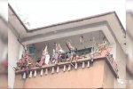 陽臺掛上百面鏡子 老太迷信風水