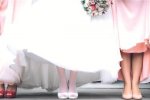 新娘偷偷喂胖伴娘 因?yàn)榘槟锉刃履锲? class=