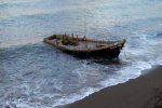 日本海岸現(xiàn)幽靈船 載著尸骨