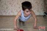 連做4105個俯臥撐 5歲小男孩太厲害了