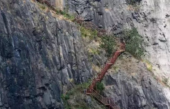 中國(guó)再造建筑奇跡 上海世茂深坑洲際酒店