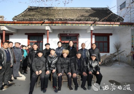 許家印背后的女人 許家印帶妻子回老家