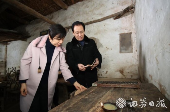 許家印背后的女人 許家印帶妻子回老家