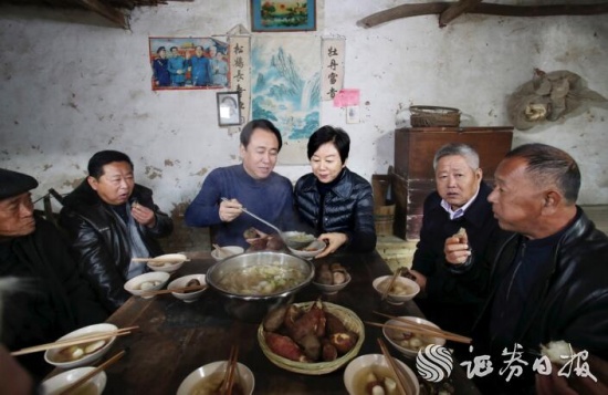 許家印背后的女人 許家印帶妻子回老家