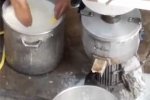 永和用手臂拌豆?jié){ 義烏永和豆?jié){