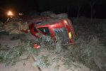 貨車側(cè)翻在鐵路上 危急關(guān)頭交警攔?；疖? class=
