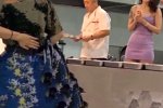 高校美女食堂阿姨穿低胸裝