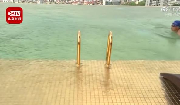 酒店的無邊泳池都是用鍍金的金磚鋪設的