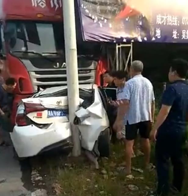 白色轎車被嚴重擠壓變形