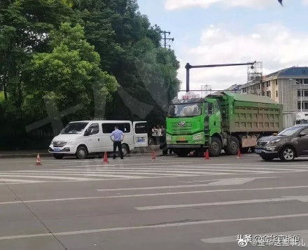 義烏佛堂鎮(zhèn)一電瓶車與一輛工程車相撞