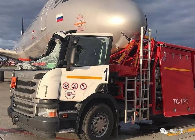 地面加油車的駕駛室被壓扁了