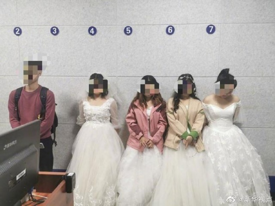 四女子鐵路上拍藝術(shù)照被罰款