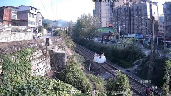 四女子鐵路上拍藝術(shù)照被罰款