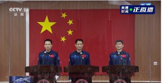 3位航天員在玻璃房內(nèi)接受采訪