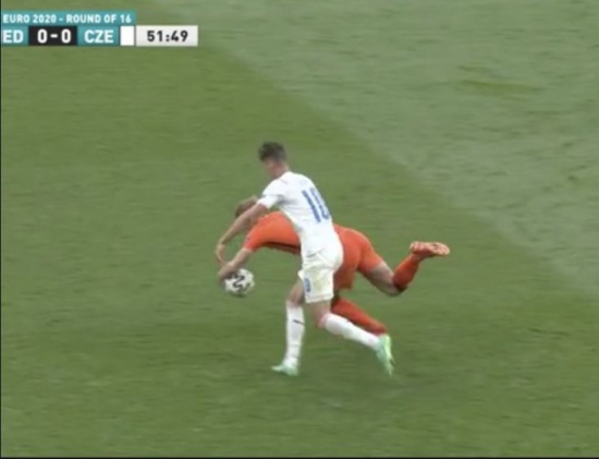 德利赫特故意手球被罰紅牌