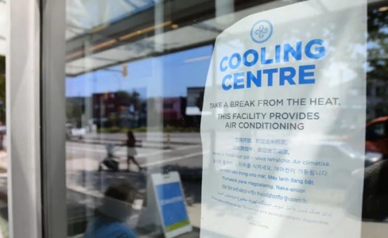 加拿大熱浪:在Hillcrest社區中心的門上可以看到一個歡迎標志。